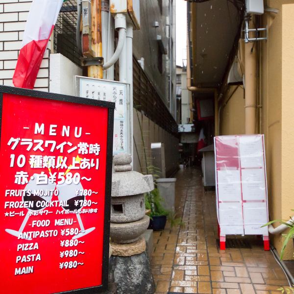 【駅近約4分の好立地！】当店は阪神尼崎駅より徒歩約4分の好立地！尼崎えびす神社のすぐそばです！大通りから一本路地に入り、さらに路地に入るため、イタリア国旗と赤い看板を目印にお越しください！