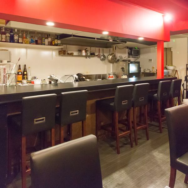 【お一人様、デートでのご利用も大歓迎！】当店はテーブル席のほかにカウンター席もご用意！ライブ感溢れるオープンキッチンのカウンターは大人のデートやお仕事帰りの一杯にもピッタリです！ワインのオススメやお料理のオススメ等お気軽にお尋ねください！