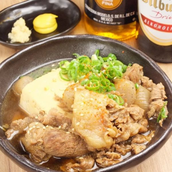 【国産牛スジ入り肉豆腐】和風出汁、しょうゆ、砂糖などで味付けされた大衆酒場料理☆590円（税抜）