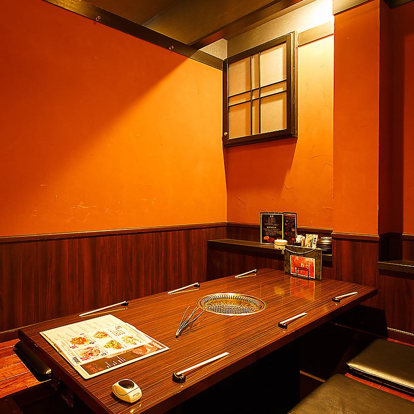 也很适合女生聚会◎ 在现代风格的日式餐厅里，可以尽情享受烤肉时光。