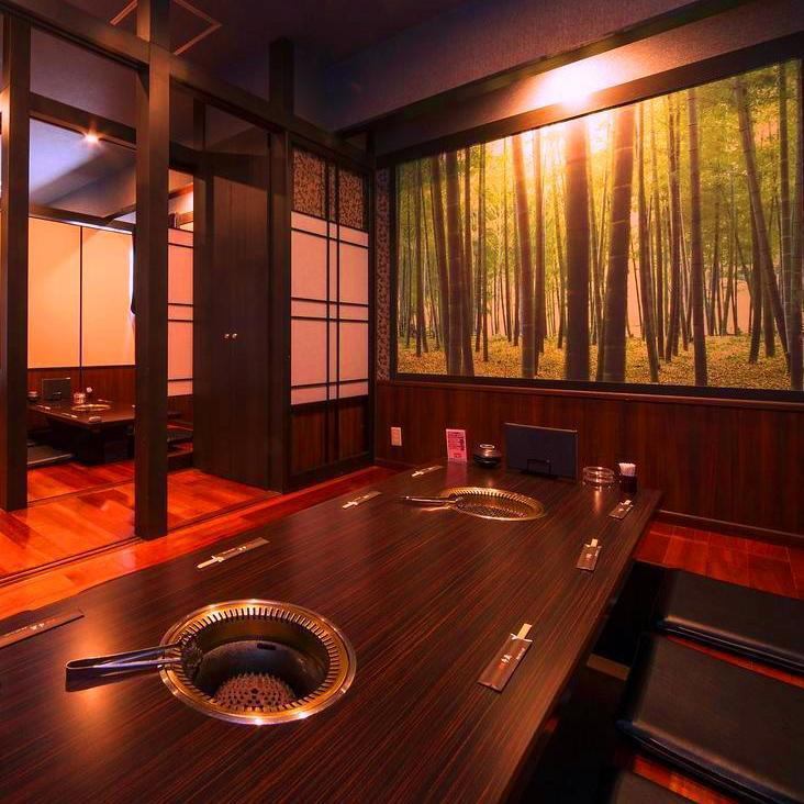 The calm Japanese-modern interior is suitable for various occasions, such as business meetings and dinners.
