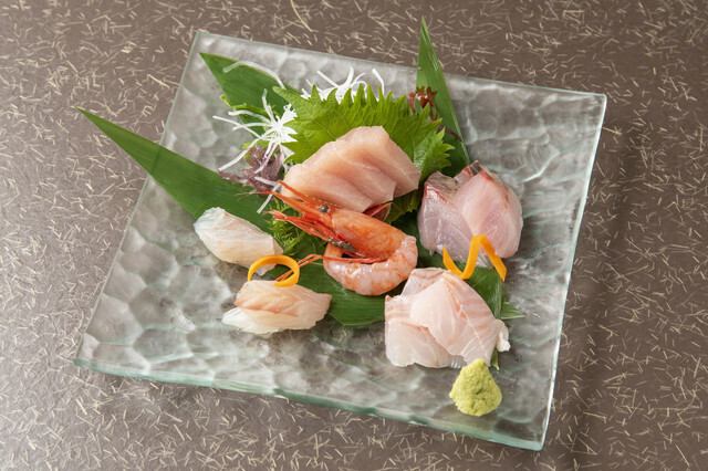 仕事帰りにも観光でのお食事にも◎厳選した鮮魚と地酒をどうぞ。