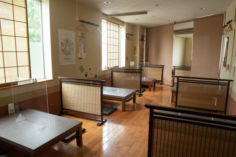 足を伸ばして寛げる広々とした座敷をご用意しています。職場の歓送迎会や親しい仲間との宴会、家族や親戚との集まりにぴったりな空間です。落ち着いた雰囲気でリラックスしながら、お食事をお楽しみいただけます。