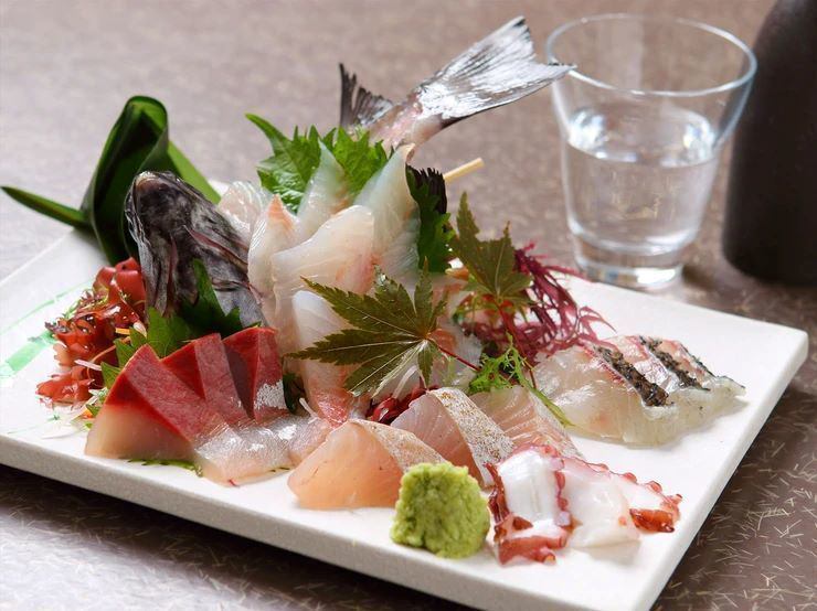 地元の漁港から直接買い付けた旬魚を贅沢に堪能できる『刺盛五種』