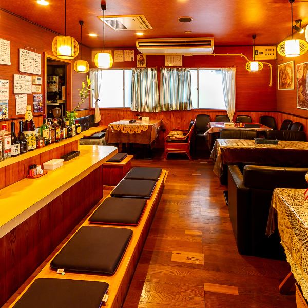 小～中人数の宴会にも対応可能なレイアウトが魅力です。広々としたテーブル席は、お料理やドリンクが並んでも焦ることなくごゆっくりとお食事をお愉しみ頂けます。居心地の良さを追求した工夫が随所に光ります☆ご宴会シーズンは混み合うこともございますので、事前の予約でお席の確保がオススメです☆