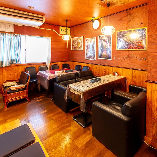 店内にはカウンター席やテーブル席を配置し、2～4名ほどの少人数利用にも適しています。落ち着いた照明がくつろぎの時間を提供。会話をゆっくり楽しみたい方や、気軽なランチ利用にもぴったりなスペースとして、快適さにこだわっています。居心地良く過ごせるので、ついつい毎日通いたくなってしまうのが魅力です♪