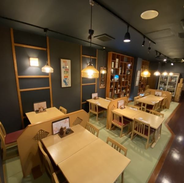 2名様～ご利用頂けるテーブル席は、少人数からご利用頂けます◎靴を脱いでお寛ぎ頂けるお席となっておりますのでゆっくりお過ごし下さい！店内にあるお酒など気になるメニューはお気軽にお尋ねください♪