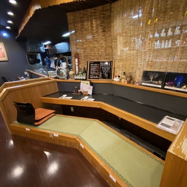 居心地のよいカウンター席。掘りごたつになっておりますので、ゆったりとお寛ぎ頂けます。デートでのご利用にもぴったり◎雰囲気がよいので、楽しい時間をお過ごし頂けます♪