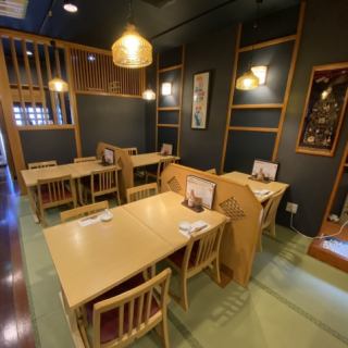 2名様～ご利用頂けるテーブル席は、靴を脱いでゆっくりとお寛ぎ頂けるお席となっております！少人数からご利用可◎様々なシーンにぴったりです♪