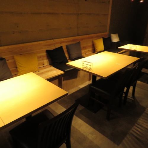 2名掛けのテーブル席も完備しております！