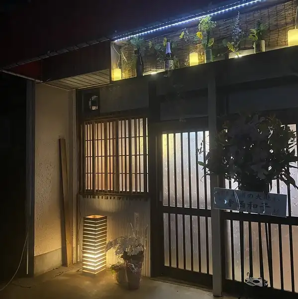18席の店内は、2名掛けテーブル席とカウンター席を組み合わせ、少人数の宴会にぴったりです。貸切はありませんが、テーブルの組み合わせで柔軟に対応可能。昔ながらの店作りが感じられる温かみのある空間で、会話を楽しみながら食事を堪能できます。落ち着いた雰囲気の中、気軽に集まれる空間です。