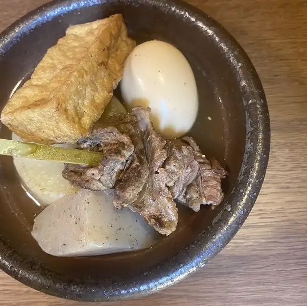 手羽元と牛すじ出汁でじっくり煮込む、おでん盛り合わせの深い旨みをご堪能ください