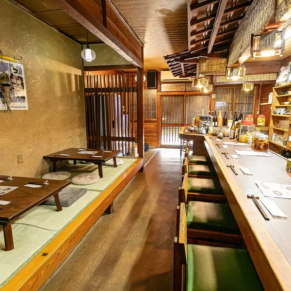 18席の店内は、2名掛けテーブル席とカウンター席を組み合わせ、少人数の宴会にぴったりです。貸切はありませんが、テーブルの組み合わせで柔軟に対応可能。昔ながらの店作りが感じられる温かみのある空間で、会話を楽しみながら食事を堪能できます。落ち着いた雰囲気の中、気軽に集まれる空間です。