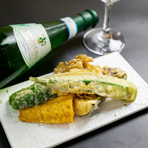 旬野菜を厳選、薄衣で軽やかに香ばしく揚げる、彩り豊かな天ぷら盛り合わせ