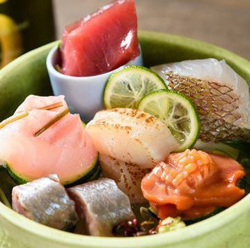 The sashimi of fresh fish caught from all over the country is extremely fresh! [Assortment of five kinds of sashimi] 2,150 yen