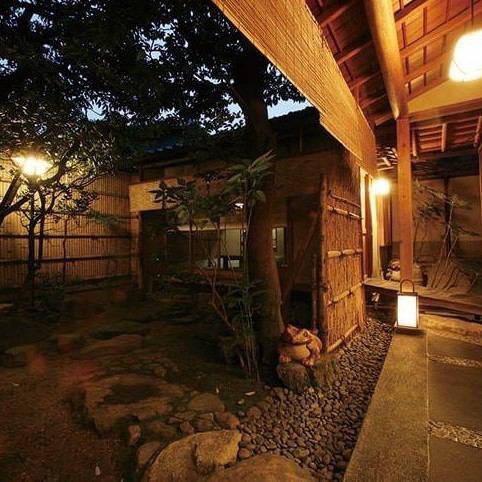 There is also a private room with a view of the garden beyond the shoji screen.You can spend a rich time while feeling the changing seasons from the trees and flowers planted in the garden.