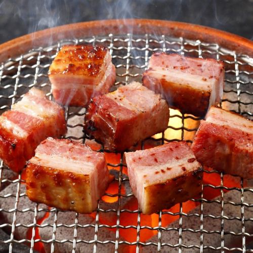 Delicious! Thick-sliced seared bacon / Juicy! Sausage / Garlic foil grilled