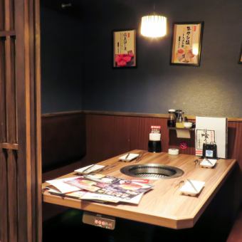 This is a semi-private room where you can enjoy your meal without worrying about your surroundings.If you close the door, it becomes like a private room.Everyone can sit around the table and enjoy yakiniku.Recommended for small parties★