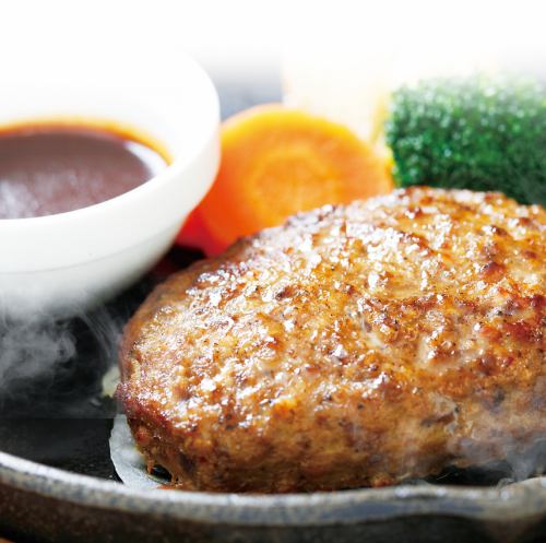 100% Yamagata beef hamburger steak with no additives, eaten with salt