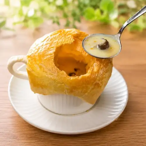 きのこのスープ　パイ仕立て