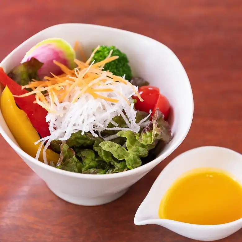 旬の地場野菜を使用したサラダ　自家製ドレッシング