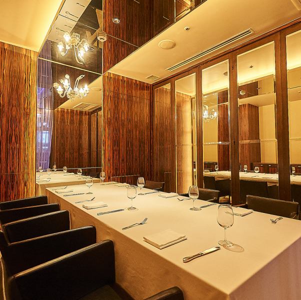 There are 4 private rooms in total.It can be used for a variety of occasions, such as receptions, banquets, and dates.