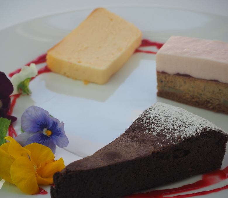 Assorted Petit Gateaux (1 serving)