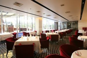 [Main Dining] The main dining room has the feel of a traditional restaurant.Please enjoy a relaxing time while looking out at the courtyard.It's a popular place for dates and drinking parties with colleagues.