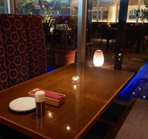 【박스석】높은 등받이가 프라이버시를 지키는, 개인실 감각의 박스 시트.안뜰에 면하고 있기 때문에 폐색감이 없고, 테라스를 바라보면서 쾌적하게 식사를 즐길 수 있습니다.여자회에도 추천.