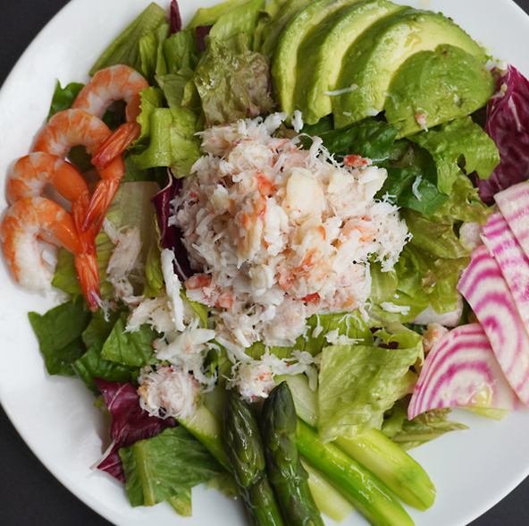 타라바 게 참깨 게와 아보카도의 프레스티지 샐러드