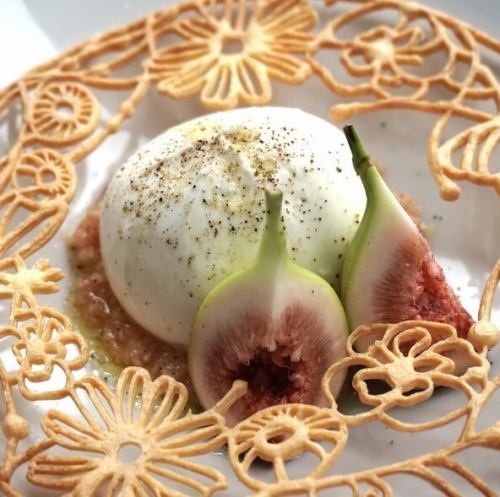 불라타 치즈와 계절 과일 카프레제