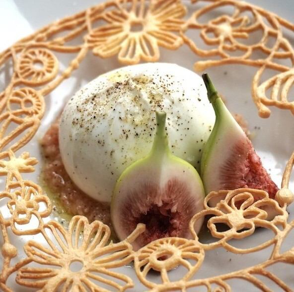 불라타 치즈와 계절 과일 카프레제