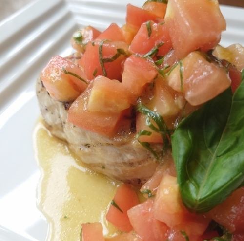 황새치 그릴 토마토와 바질 소스