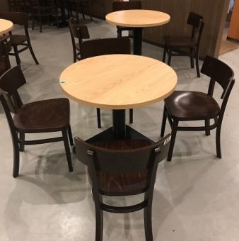 Round table seats that can be used freely