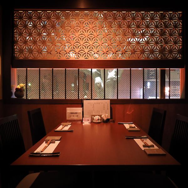 In addition to completely private rooms, all table seats have partitions between them and other tables, so you can enjoy your meal in a private space with peace of mind.Perfect for dates, anniversaries, etc.