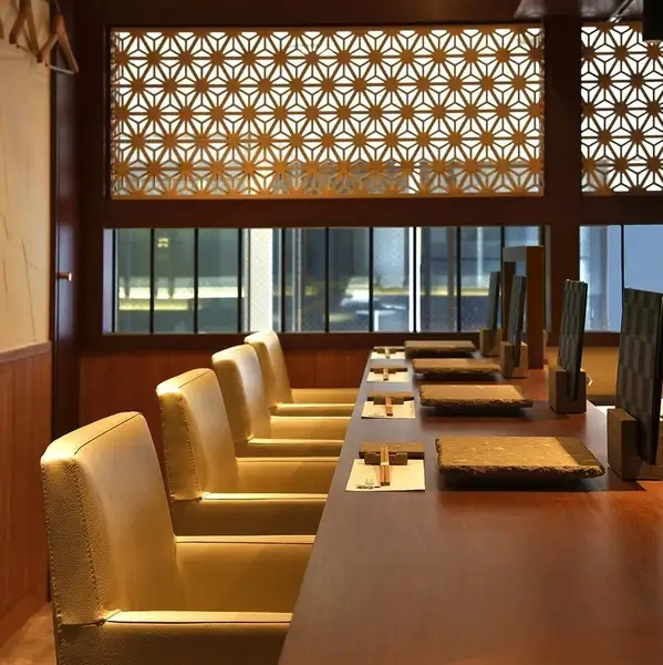 We also hope you'll enjoy the meticulously designed interior, which uses Sapporo soft stone.The tranquil atmosphere of the restaurant makes it perfect for business meetings, company dinners, and special occasions like dates.At the counter, you can enjoy watching the cooking process!