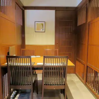반개인실의 테이블석입니다.통로측에 난지 옆의 자리와는 구획이 있습니다.(테이블이 작기 때문에 2 ~ 3 명 권장)