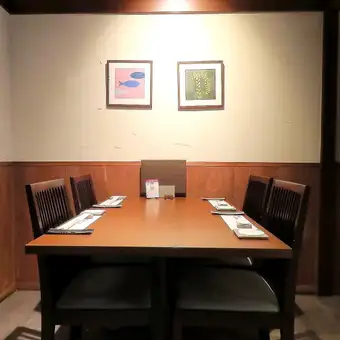반개인실의 테이블석입니다.통로측에 난지 옆의 자리와는 구획이 있습니다.(테이블이 작기 때문에 2 ~ 3 명 권장)