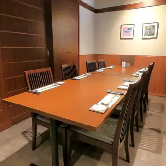 반개실의 테이블석, 2 테이블을 연결해 8분까지 대응 가능(개인실 2 테이블보다 넓습니다)