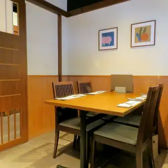 최대 4명까지 이용 가능한 완전 개인실 공간.접대나 축하마다 등에 딱 맞는 자리가 됩니다.(방의 구조가 작기 때문에 2~3분 추천)