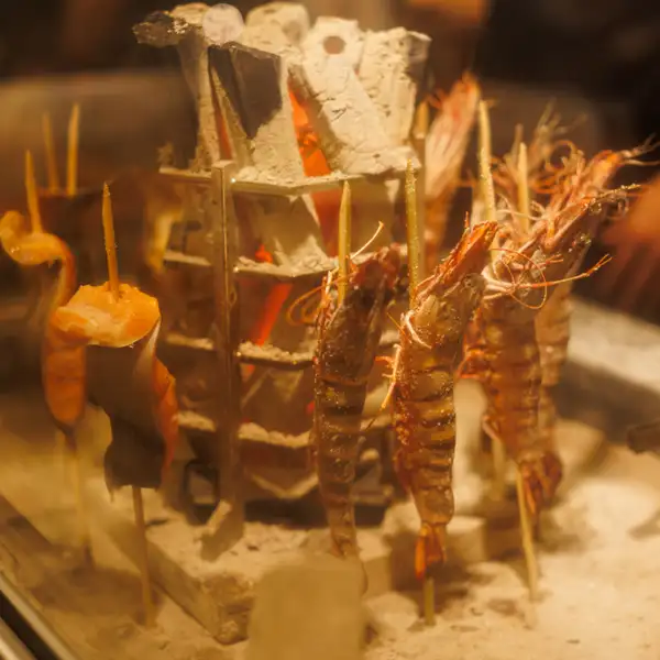 炭火の香りが広がる “炉ばた焼き”
