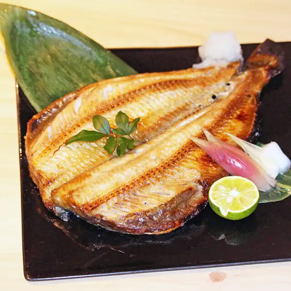 備長炭で焼き上げた香り豊かな焼き魚