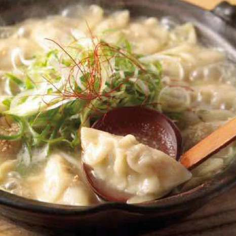 煮熟的饺子的特色是一道丰富的质地和丰富的汤！