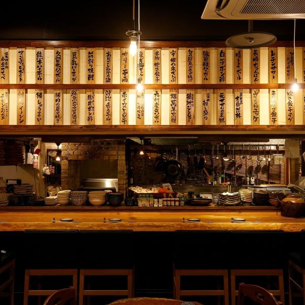 [Counter] The counter where you can see the grill table and the kitchen is full of feeling of live filled. Specially welcomed by one person ★ We will also choose the liquor that suits your dish!
