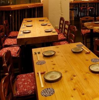 充滿木質感的餐桌座位！一張桌子最多可容納8人！