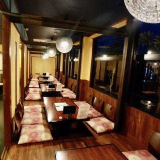 【掘りごたつ席：4名様×5卓（全20席）】少人数での宴会、ご家族でのお食事などにも◎落ち着いた雰囲気と広々とした空間は、小さなお子様連れのお客様はもちろん、ご家族・ご親戚とのお食事会など、様々な用途で幅広くご活用OK！各部屋をロールカーテンで仕切ることができますので、人数に応じて柔軟にご利用可能です。