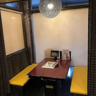 【テーブル席個室：3名様×3室】カップルやご夫婦でのデートに◎2～3名様での少人数利用におすすめ。お部屋はロールカーテンで仕切られており、隣を気にせずにお食事ができますので、大変人気となっております。また、ロールカーテンを上げると最大30名様までご利用可能です。