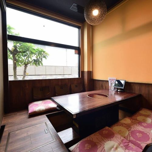 <p>店内は明るく、ゆったりとした居心地の良い雰囲気です。スタンダードなテーブル席や人気の掘りごたつ席、お一人様でもご利用可能なカウンター席を完備しており、少人数から大人数での各種宴会まで、お客様のニーズに合わせて幅広くご活用いただけます。贅を尽くした料理やお酒を味わいながら、ごゆっくりとお寛ぎください。</p>