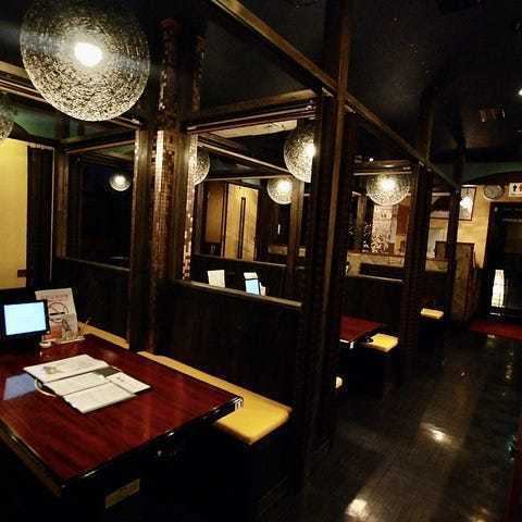 掘りごたつ座敷,テーブル席,カウンター席もご用意。お仕事帰りのお一人様・カップル/ご夫婦でのデート・女性同士,ご家族でのお食事など常連様も初めての方も気兼ねなくお楽しみ頂けます。地元農家のお野菜,全国各地から旬の新鮮なものを仕入れ,真心を込めて調理し,お客様に安心安全で美味しいお料理をご提供しております。