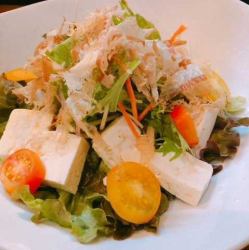 Healthy seasonal vegetable tofu salad